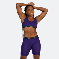 Ebony wears a size M