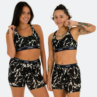 Carla wears a size L, Kailey wears a size S