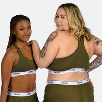 Niyah wears a size S, Claudia wears a size XL