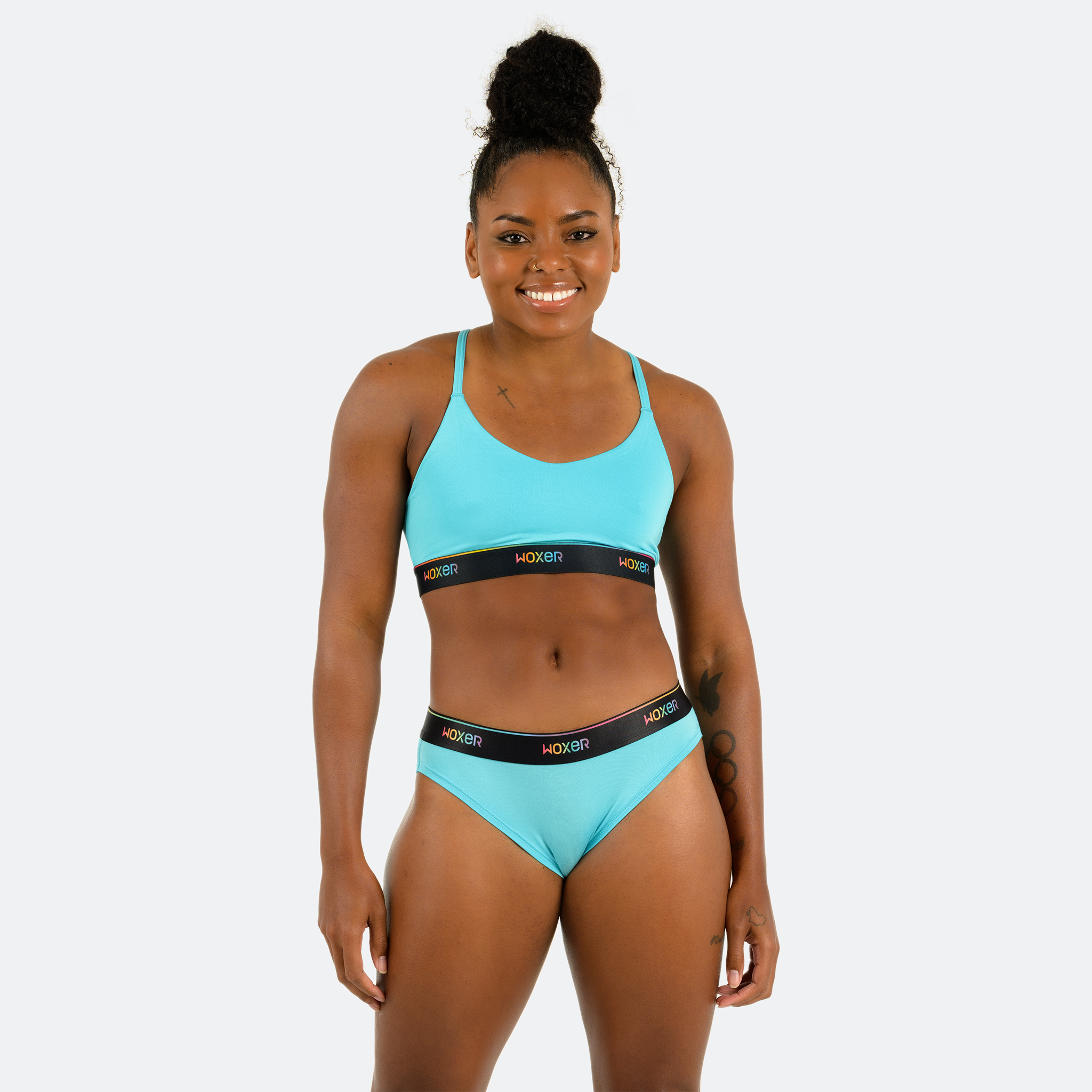 Ebony wears a size M