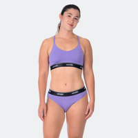 Lia wears a size S