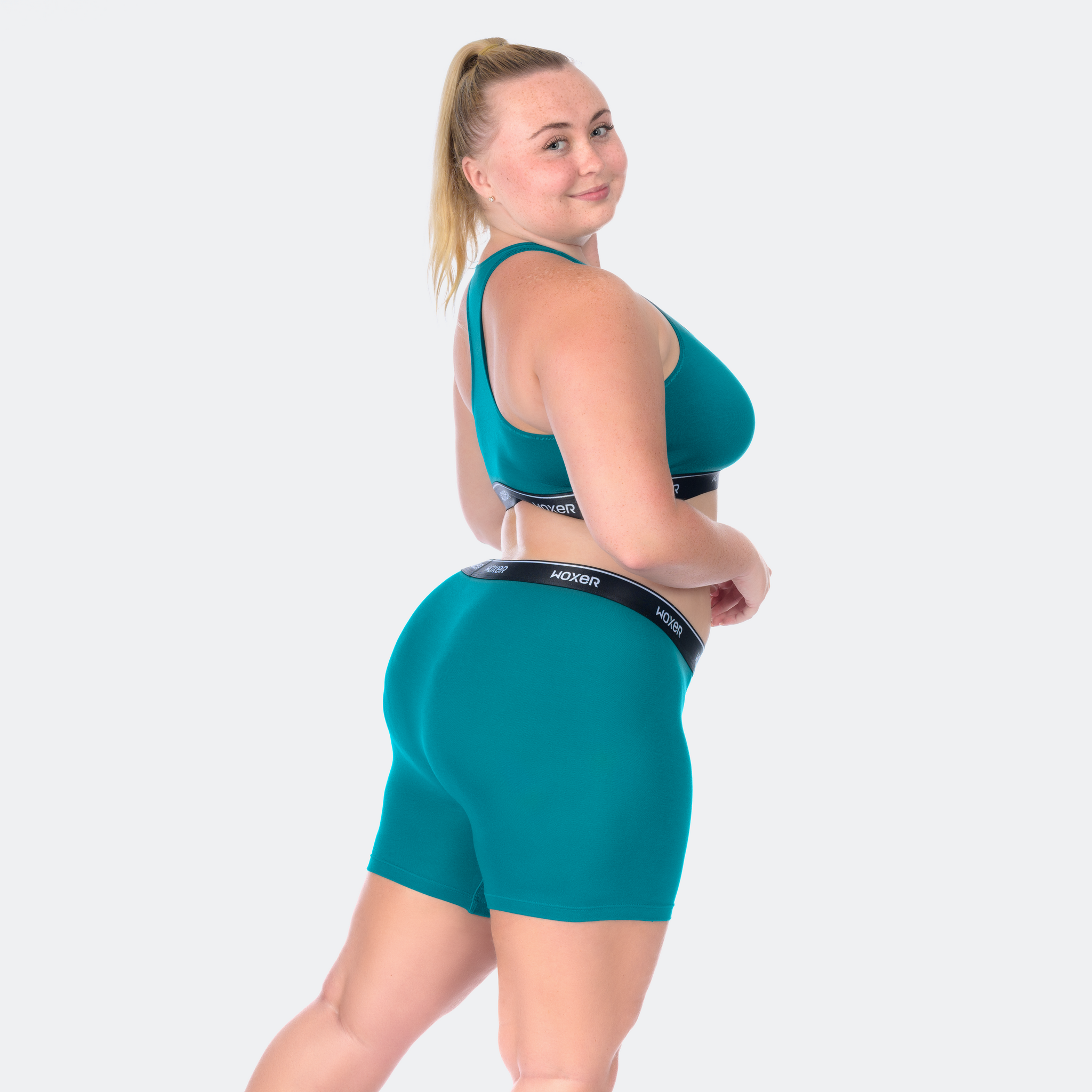 Niki is wearing size XL