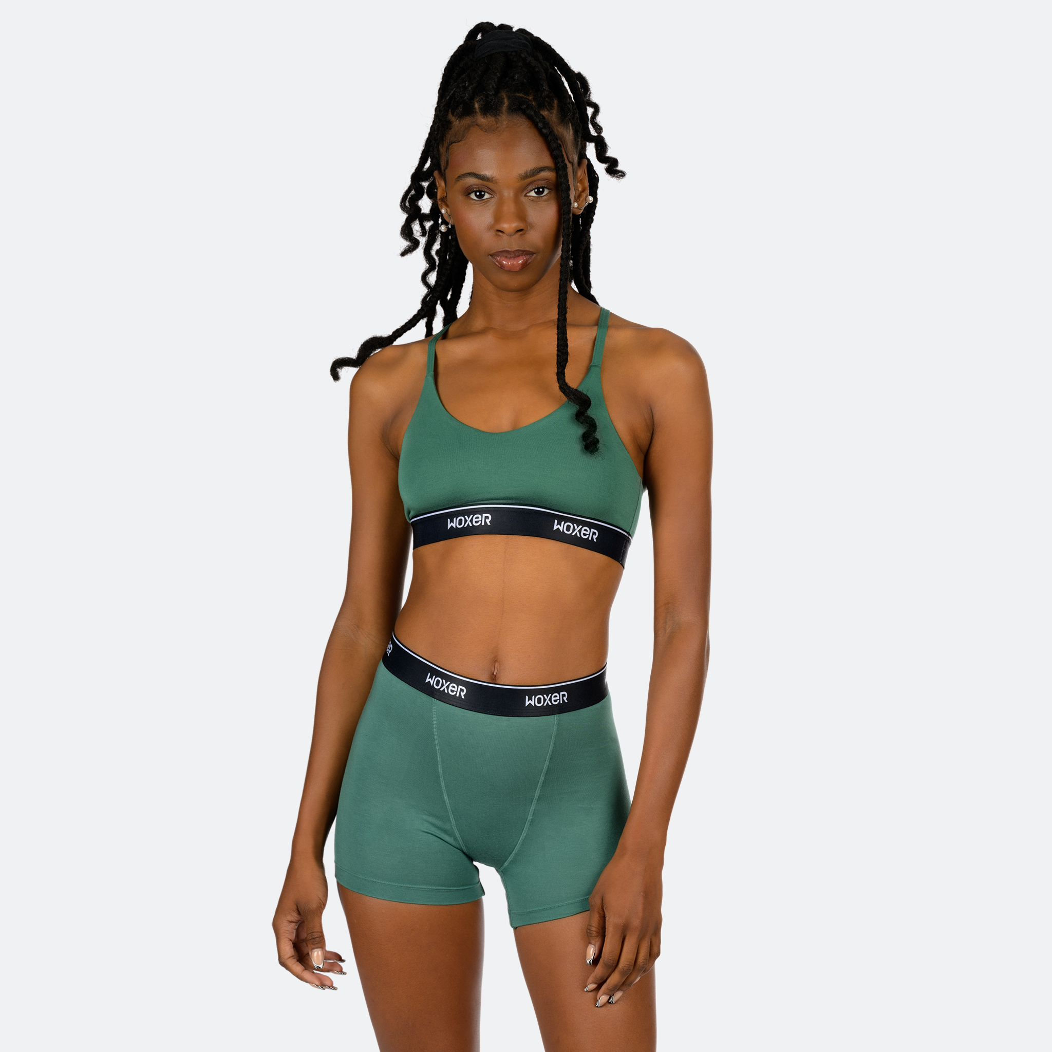 Ebony wears a size M