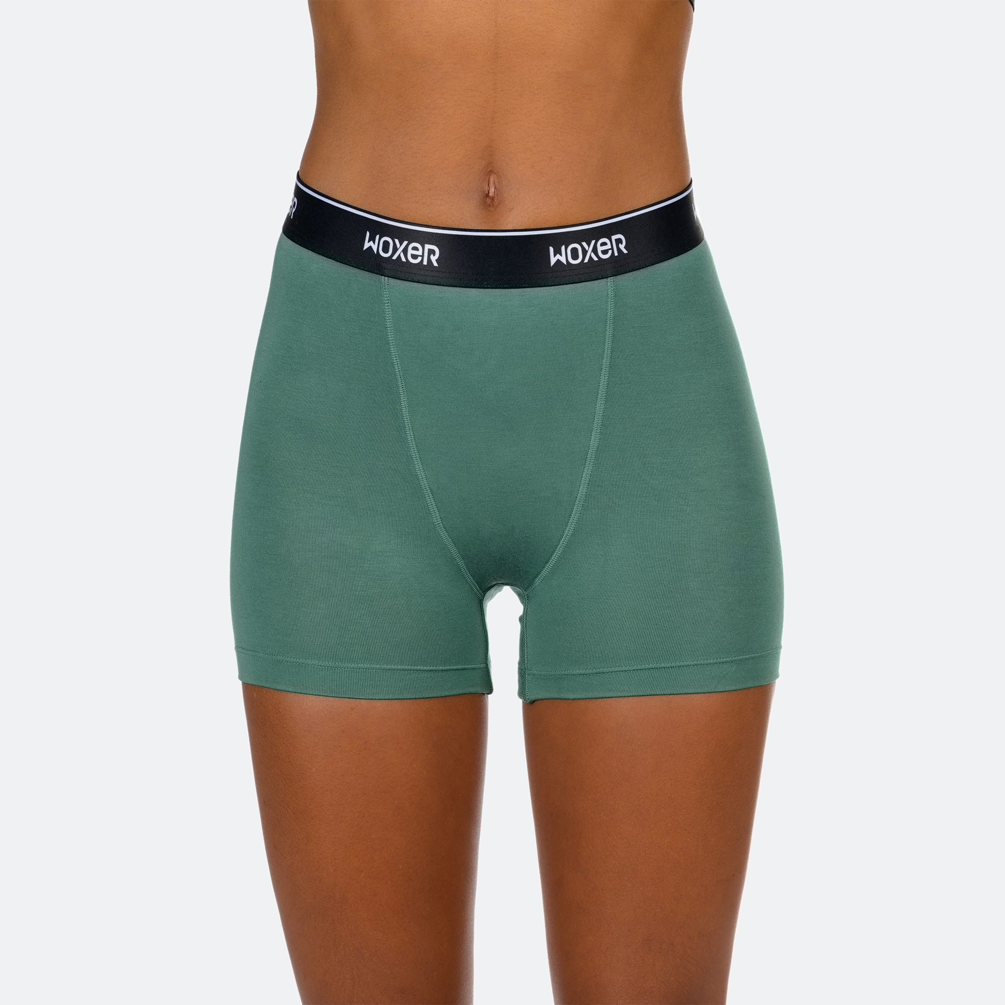 Ebony wears a size M