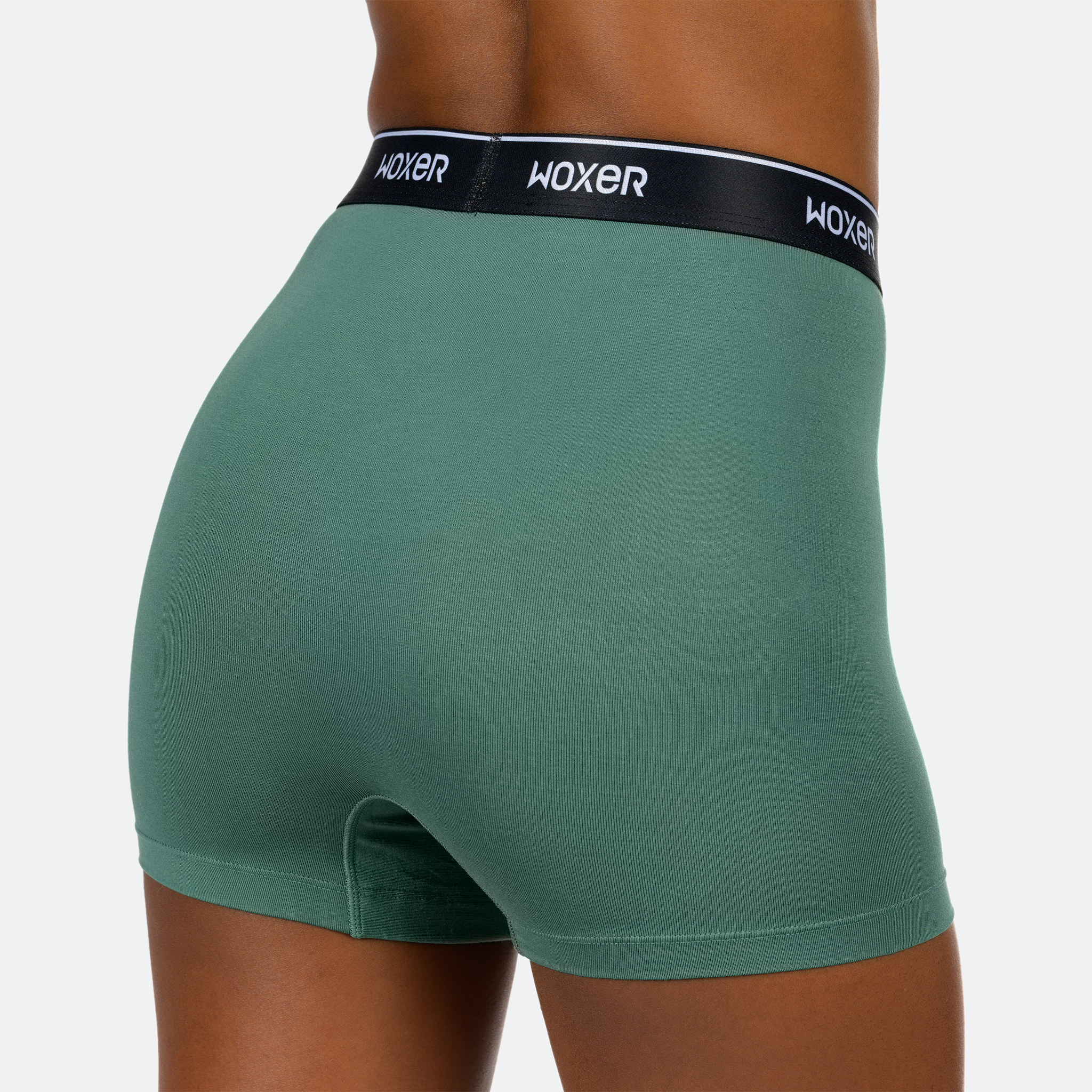 Ebony wears a size M