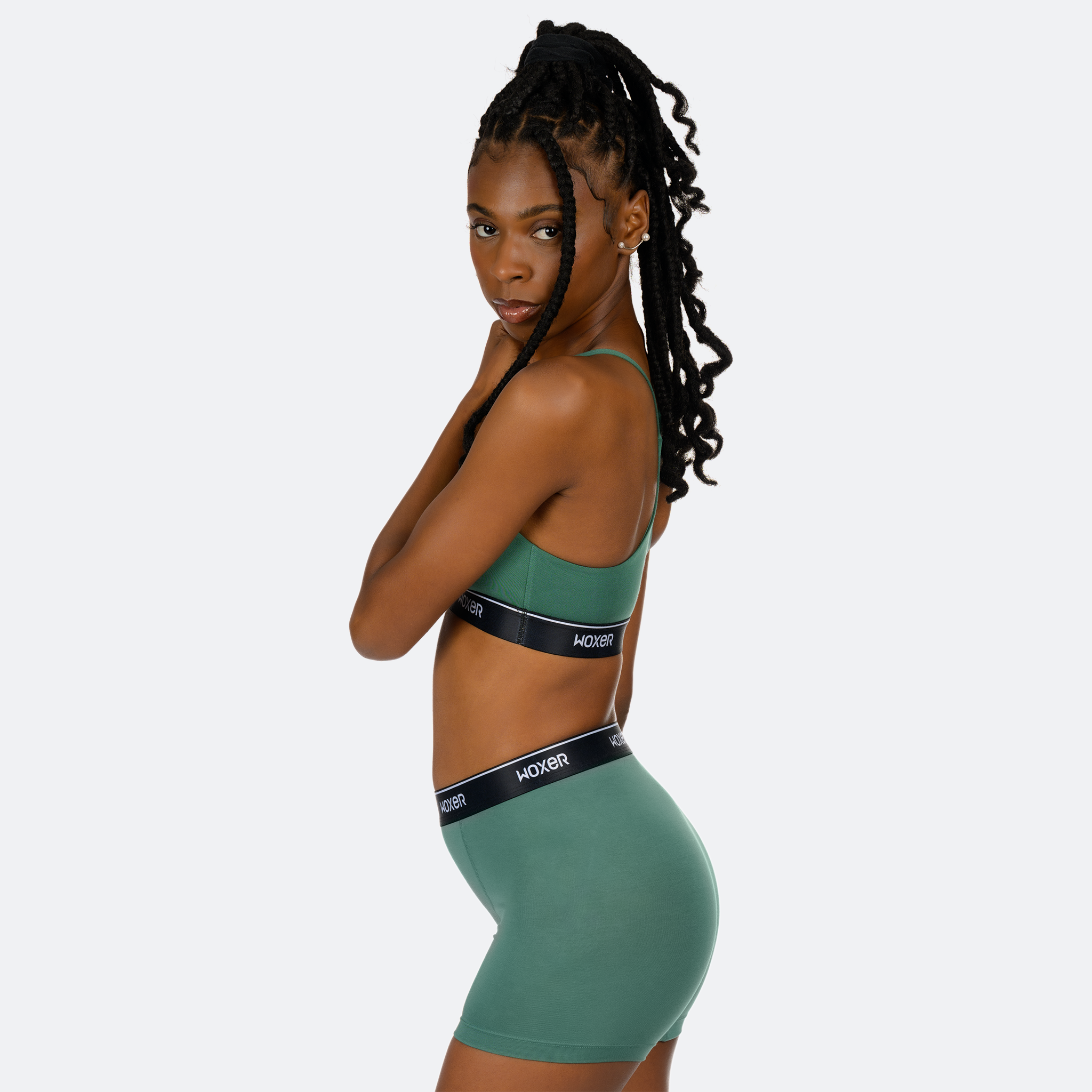 Ebony wears a size M