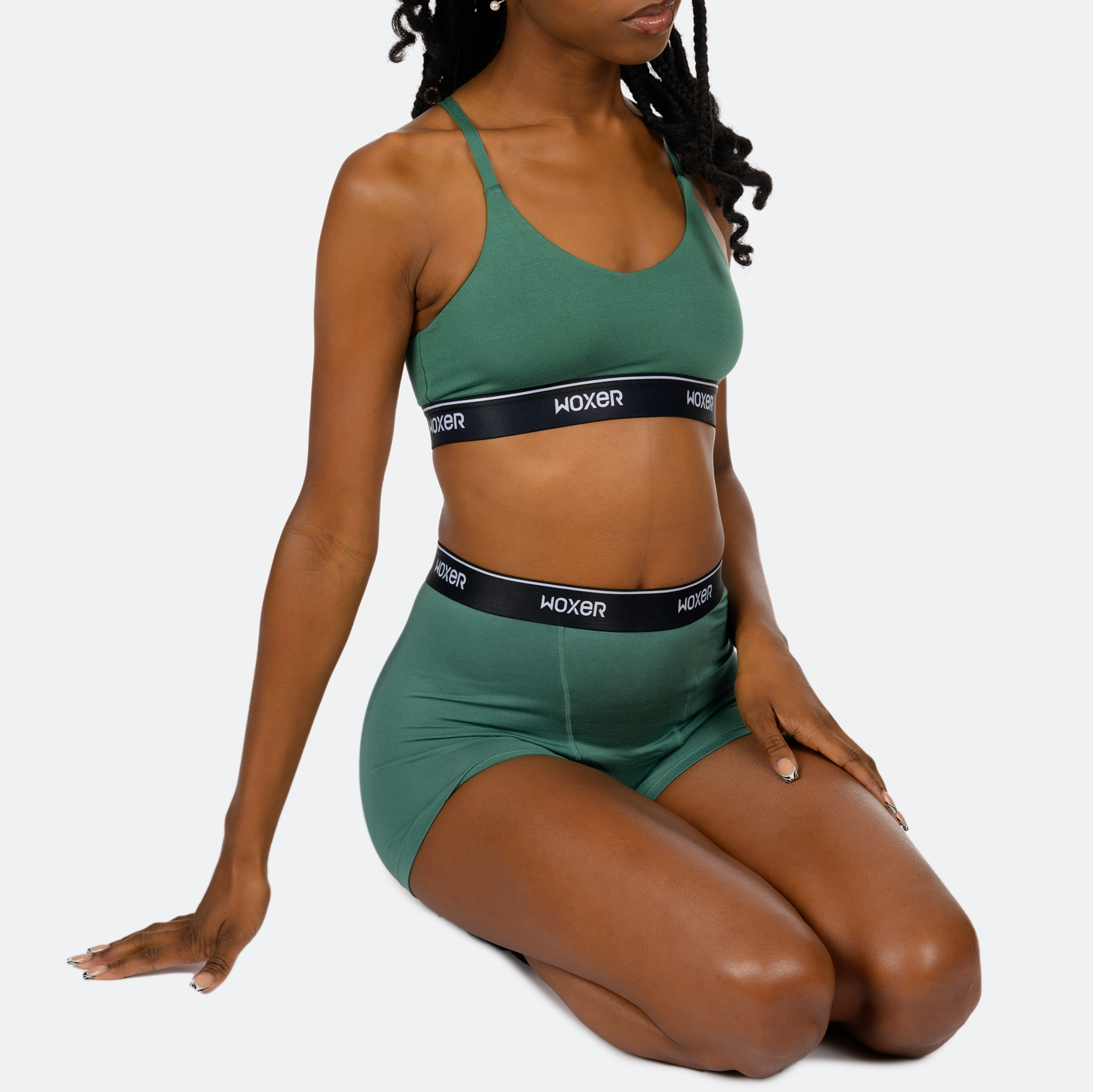 Ebony wears a size M