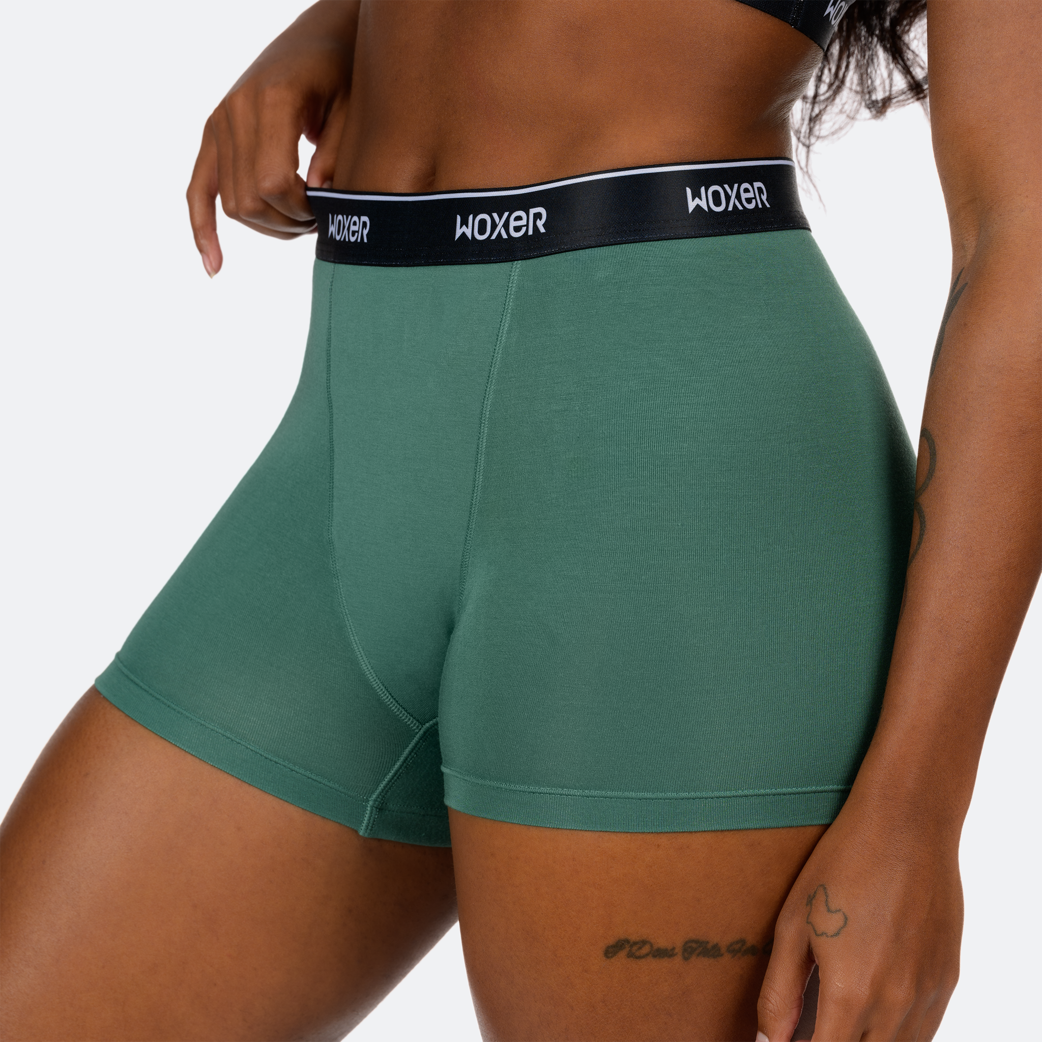 Ebony wears a size M