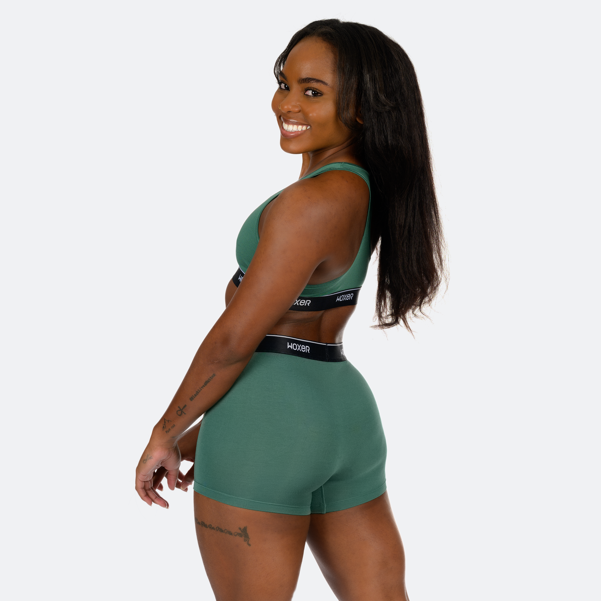 Ebony wears a size M