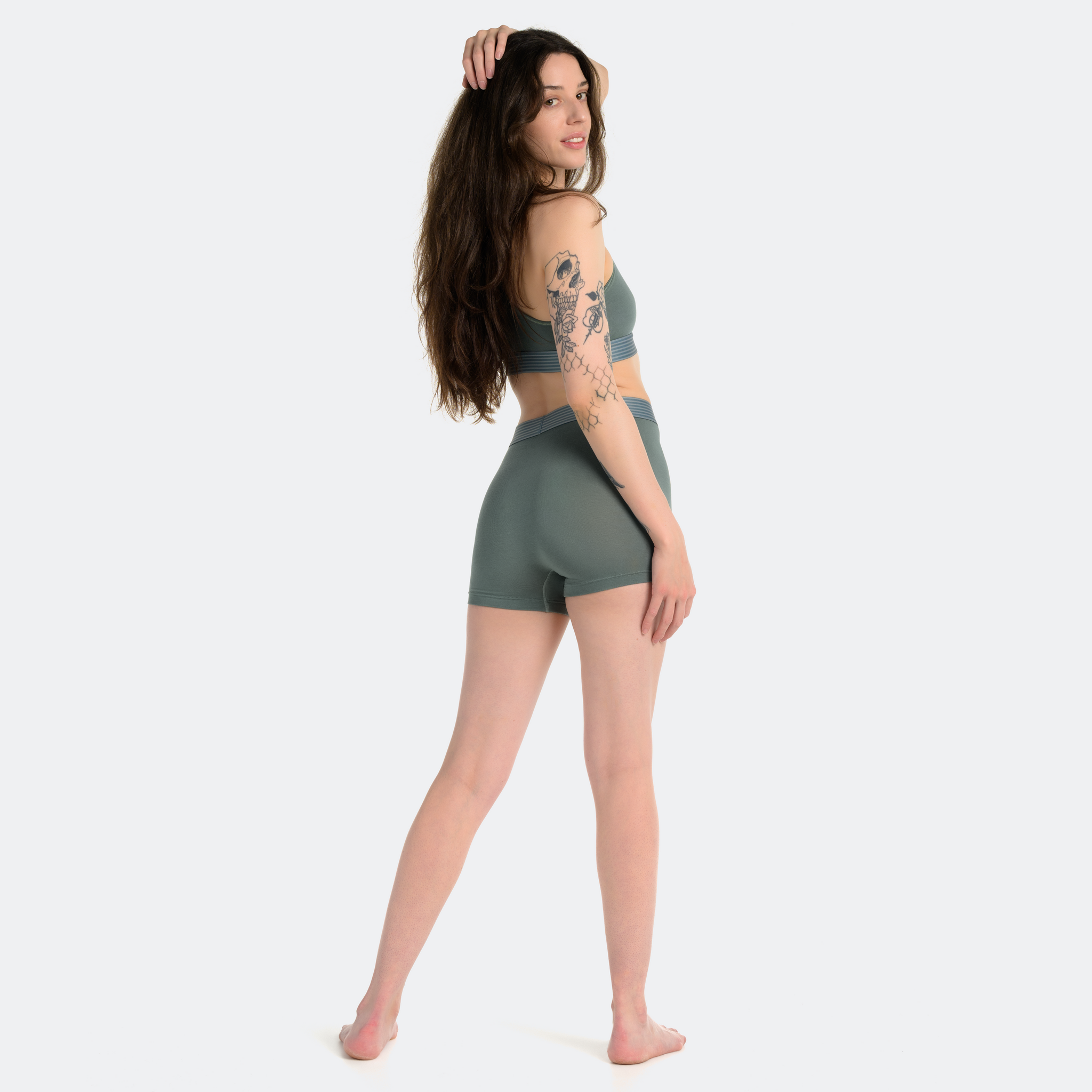 Jilian wears a size M