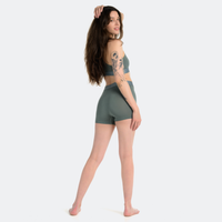 Jilian wears a size M