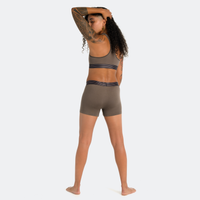 Kiana wears a size S