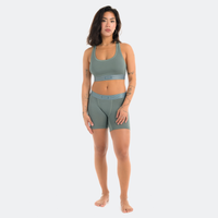 Tess wears a size S