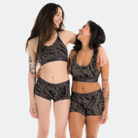 Jilian wears a size M, Tess wears a size S