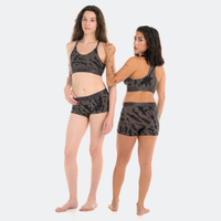 Jilian wears a size M, Tess wears a size S