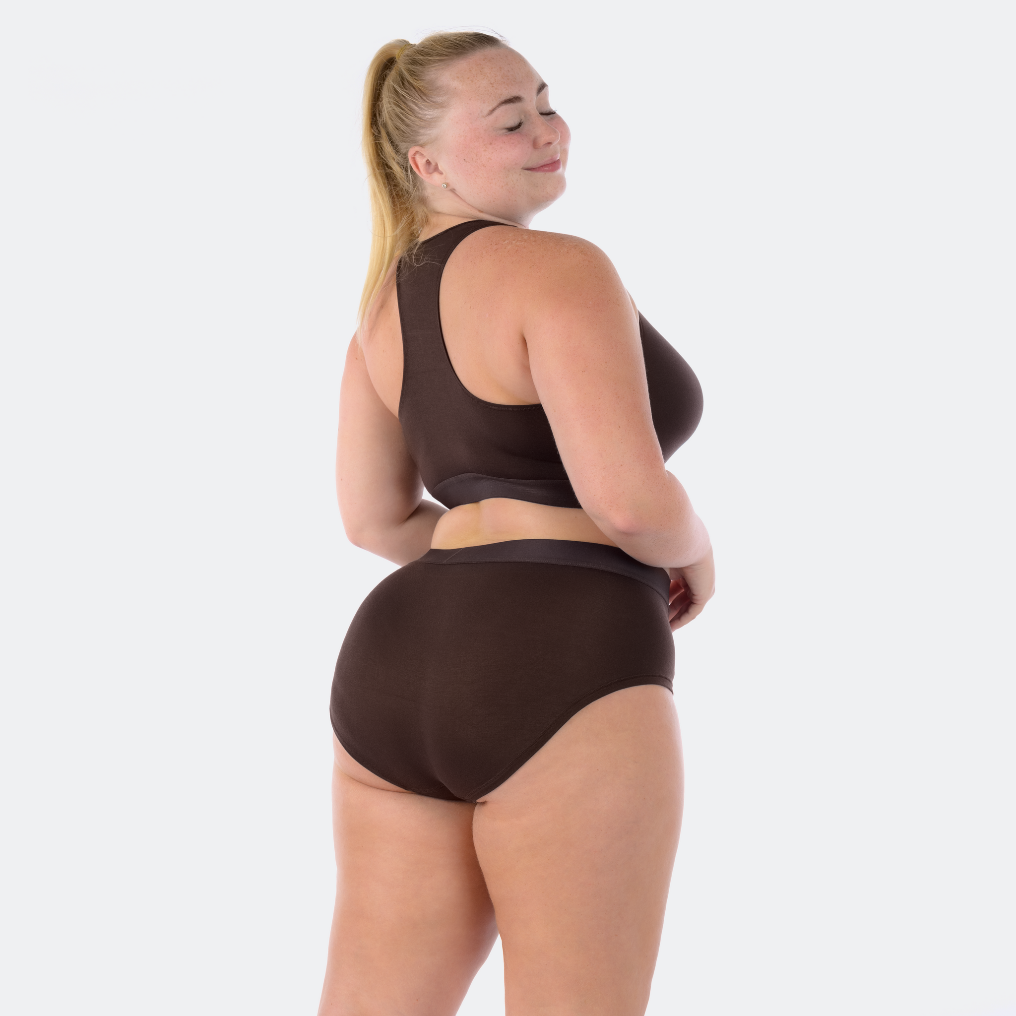 Niki wears a size XL