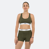 Ana wears a size M