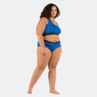 Jaadia wears a size 3XL