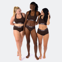 Lana wears a size M, Niki wears a size XL