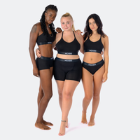 Lana wears a size M, Niki wears a size XL