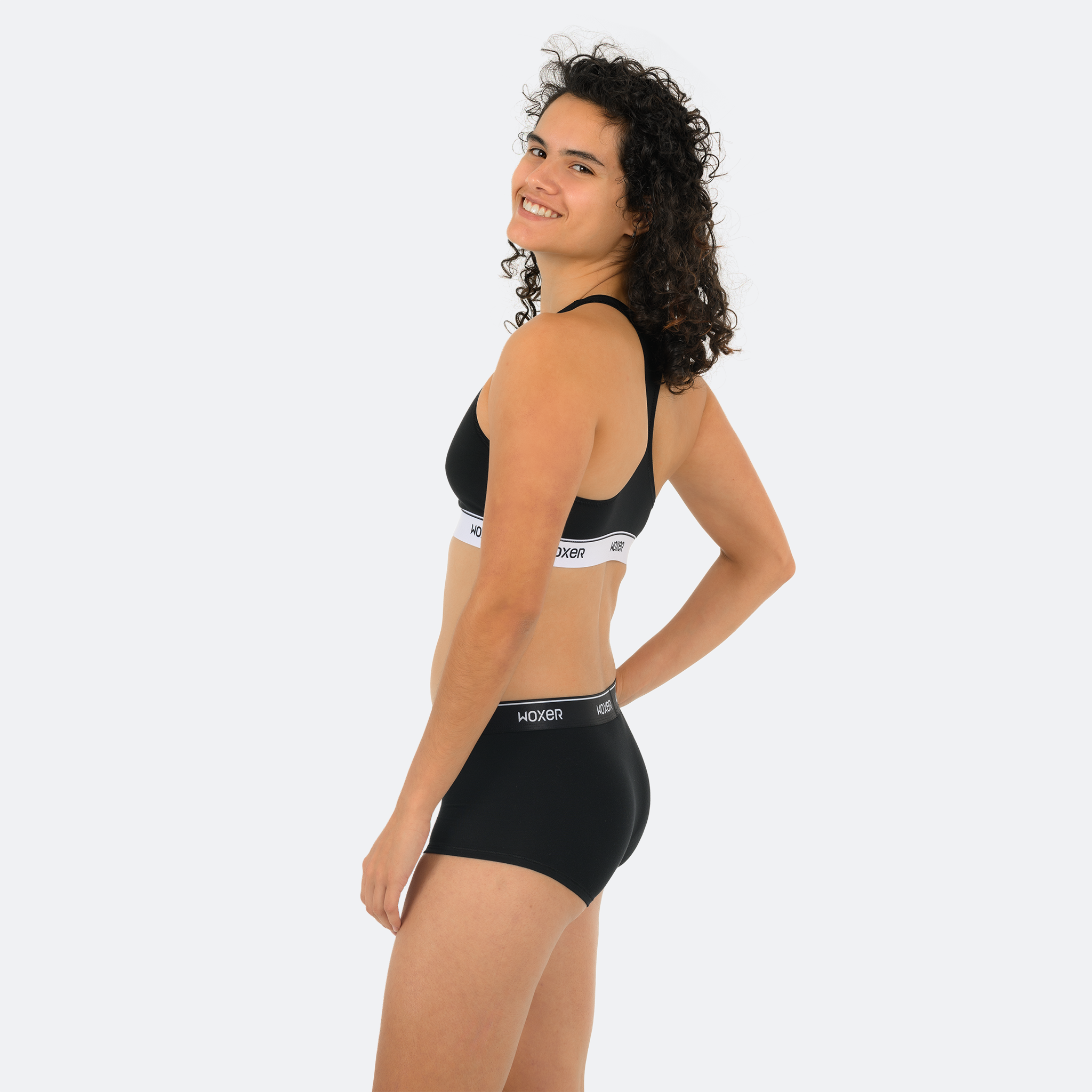 Yemaira wears a size M