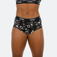 Ebony wears a size M