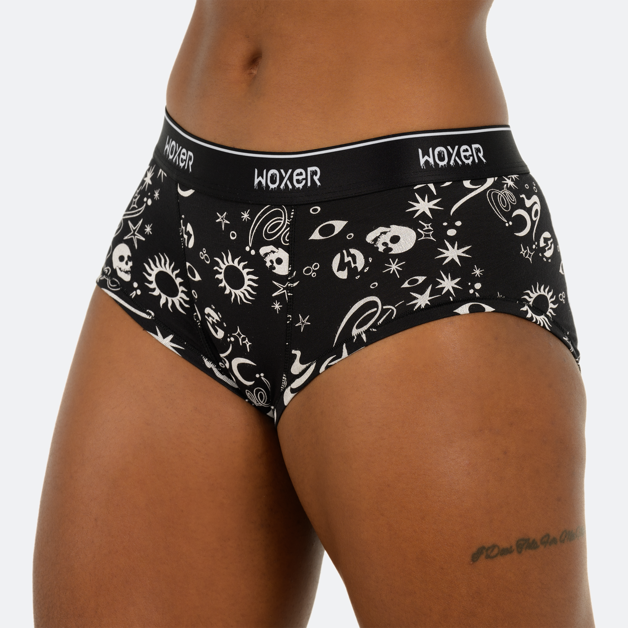 Ebony wears a size M