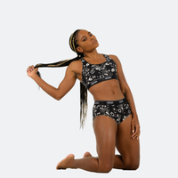 Ebony wears a size M