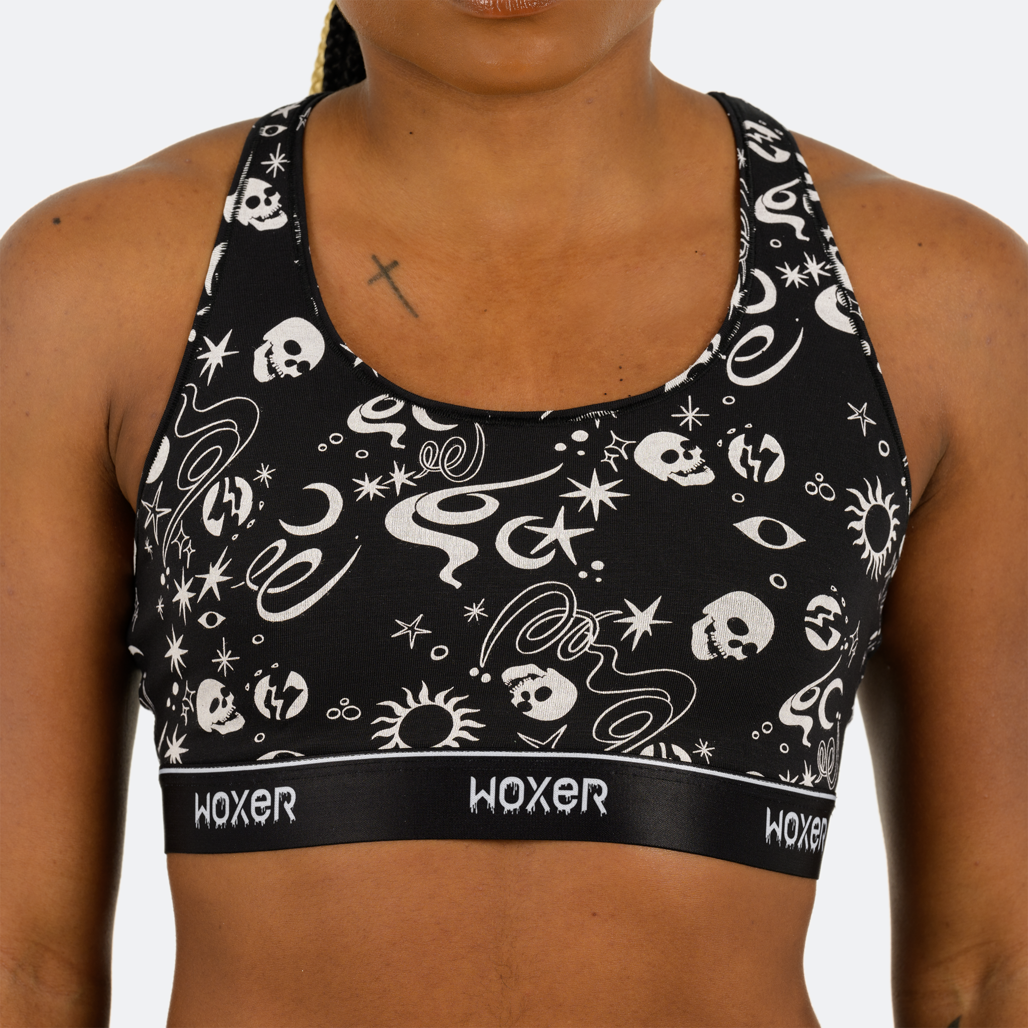 Ebony wears a size M
