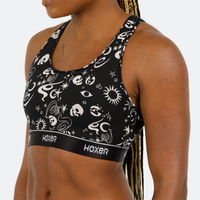 Ebony wears a size M