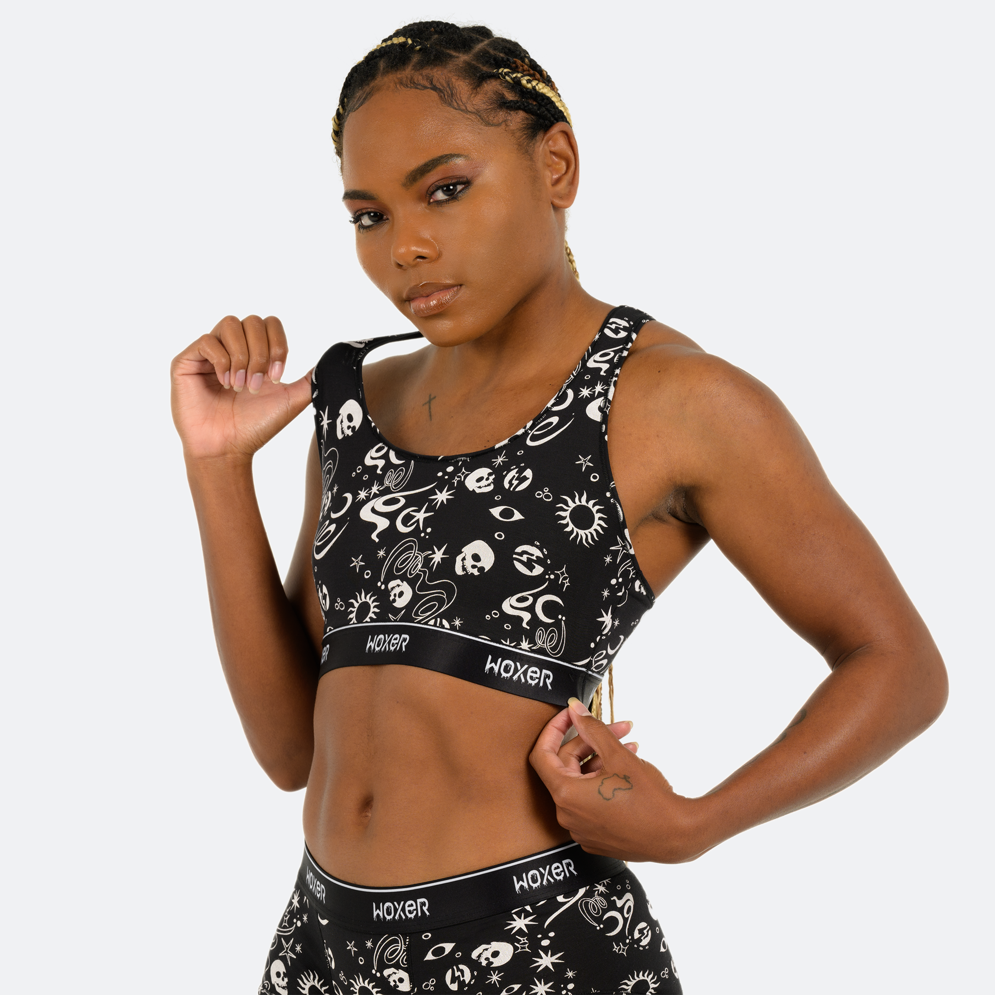 Ebony wears a size M