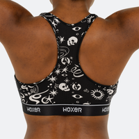 Ebony wears a size M