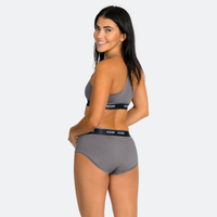 Melissa wears a size M