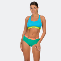 Lauren wears a size M