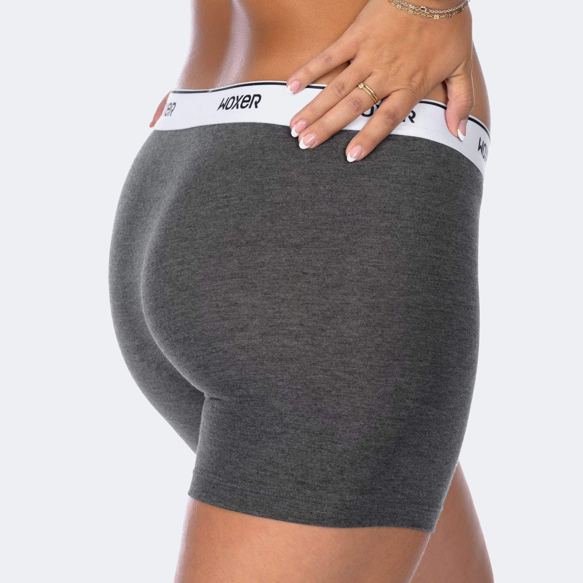 Ivania wears a size L