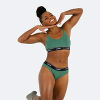Ebony wears a size M
