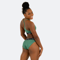 Ebony wears a size M