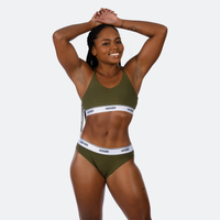 Ebony wears a size M
