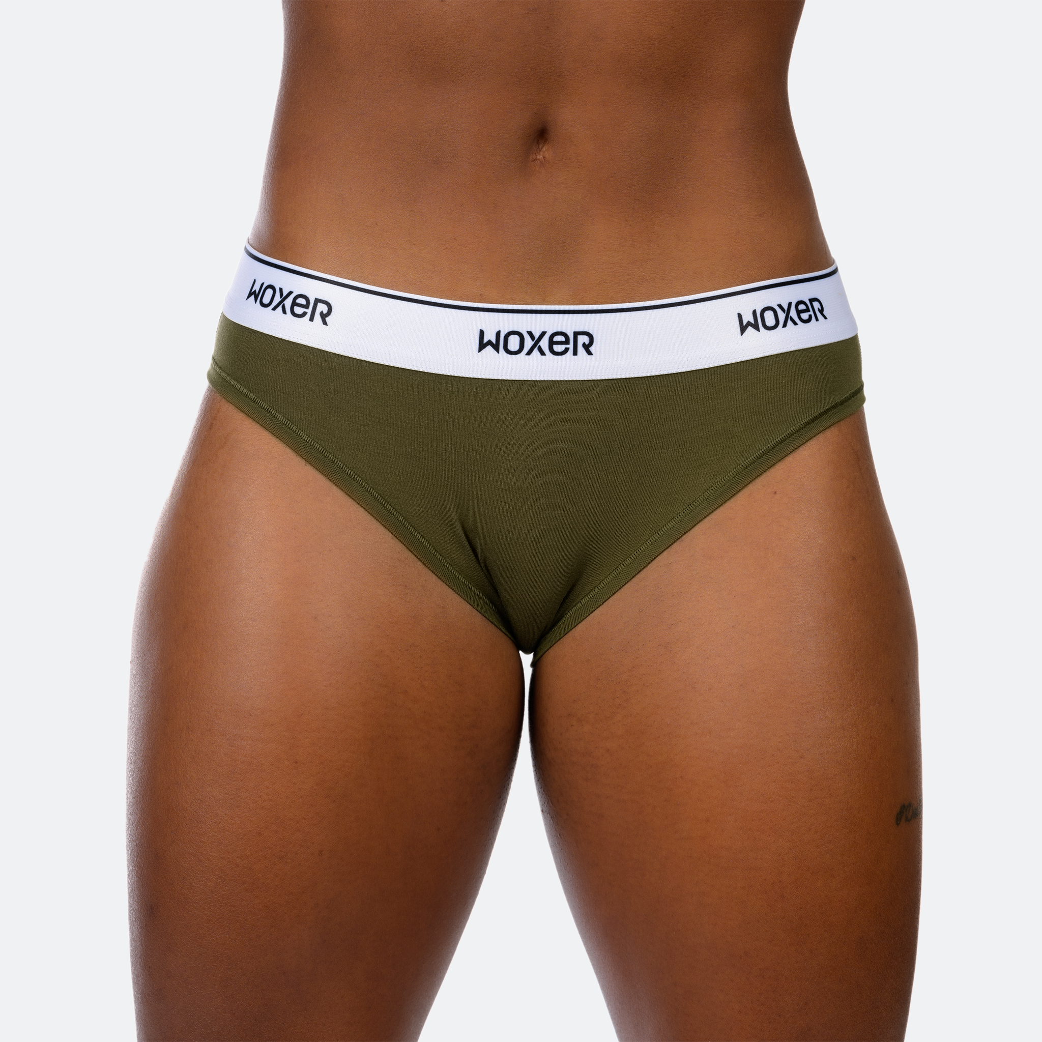 Ebony wears a size M