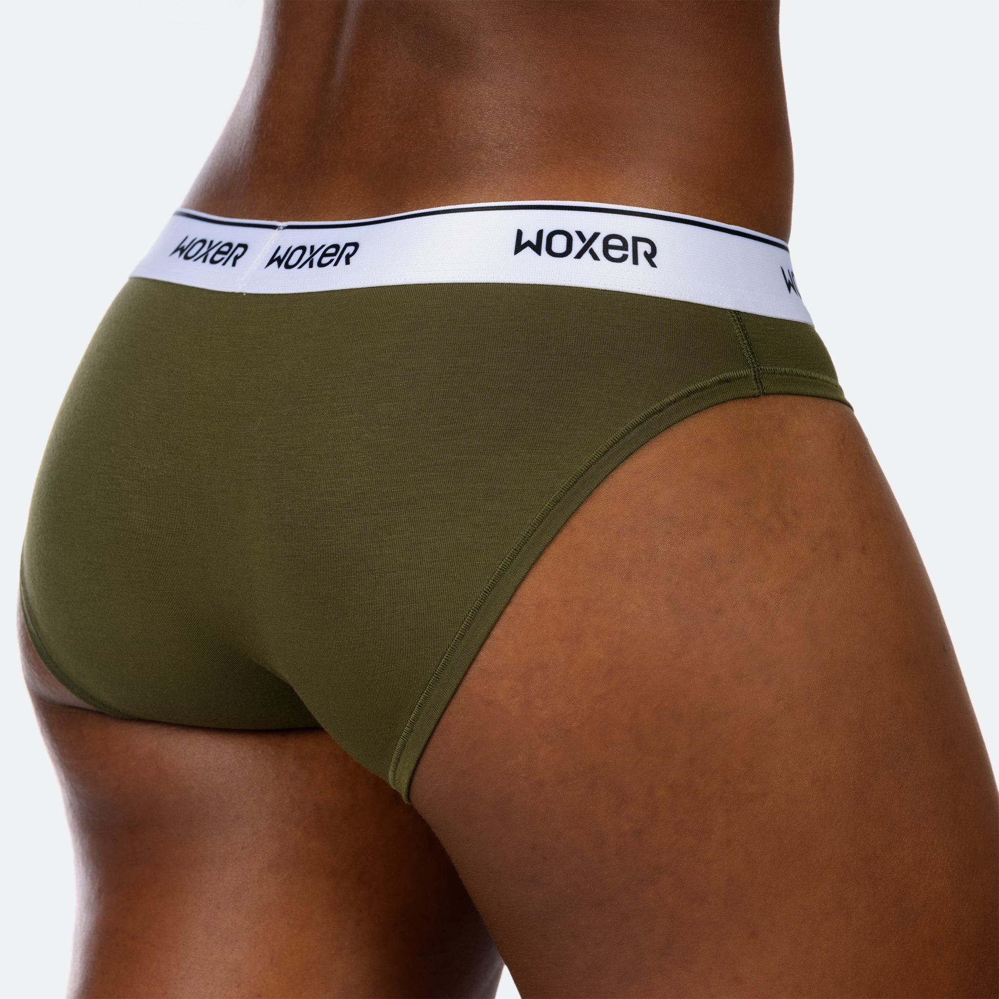 Ebony wears a size M