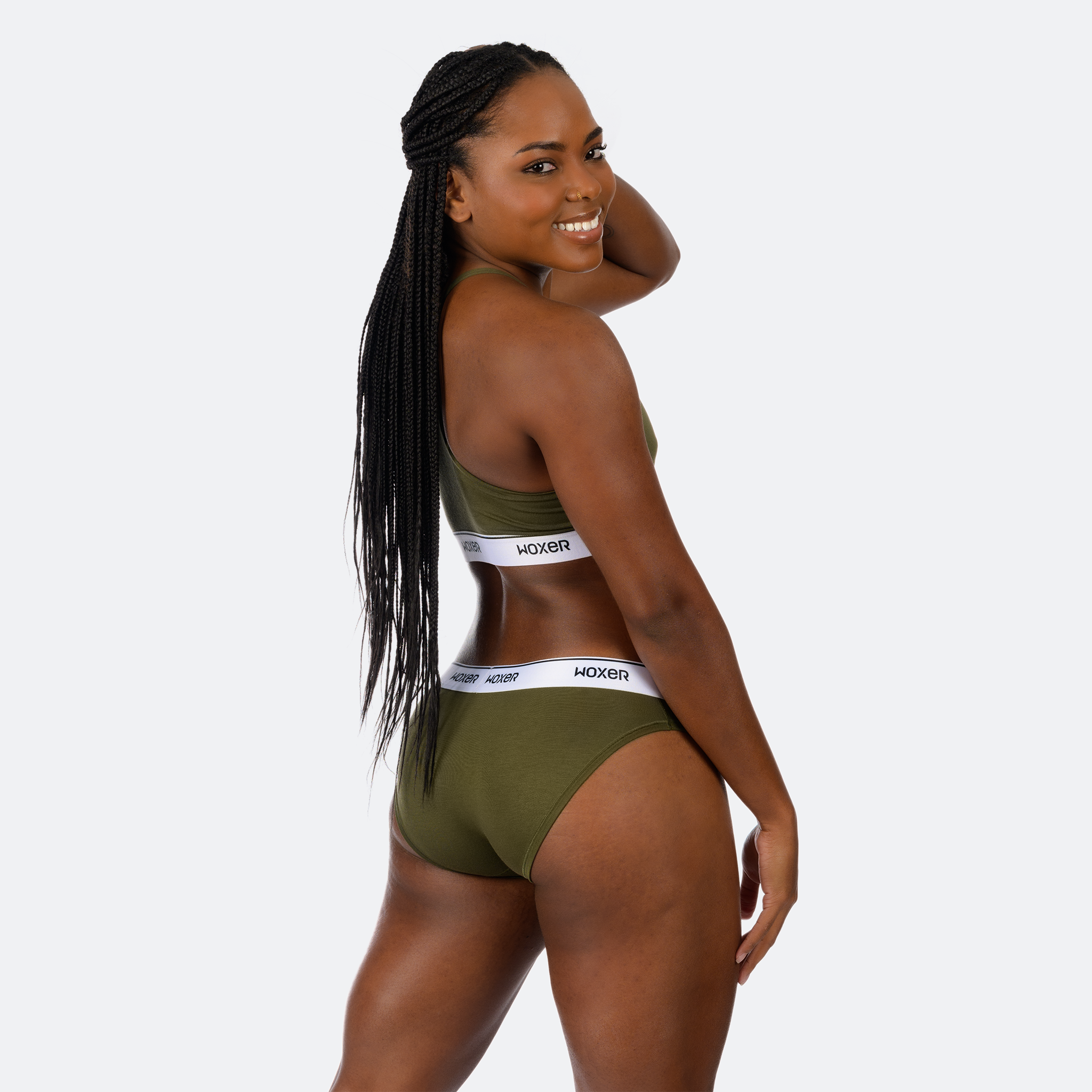 Ebony wears a size M